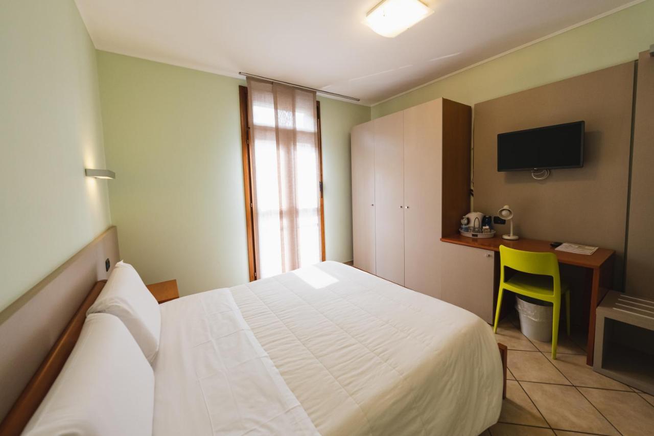 Parini Hotel Bosisio Parini Exteriör bild
